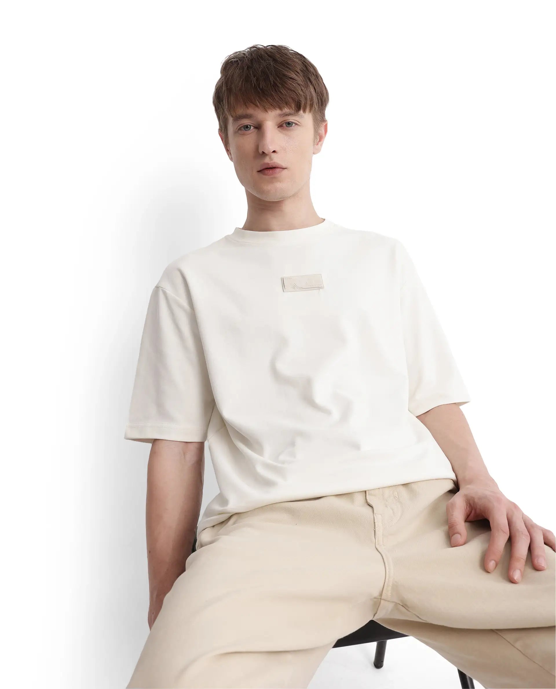 Men's Shirts with Ruffled HemlinesRare Rabbit Men Endy Off White Cotton Poly Fabric Short Sleeve Boxy Fit Silicone Badge Branding T-Shirt